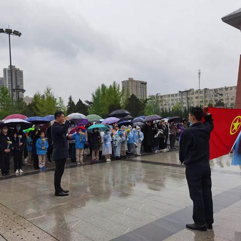 高新区团委组织开展家国又清明鲜花献英烈清明祭扫活动