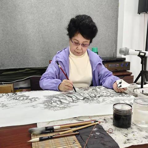 云断山腰处 山水绘意时 龙德霞老师现场解析演示山水画创作