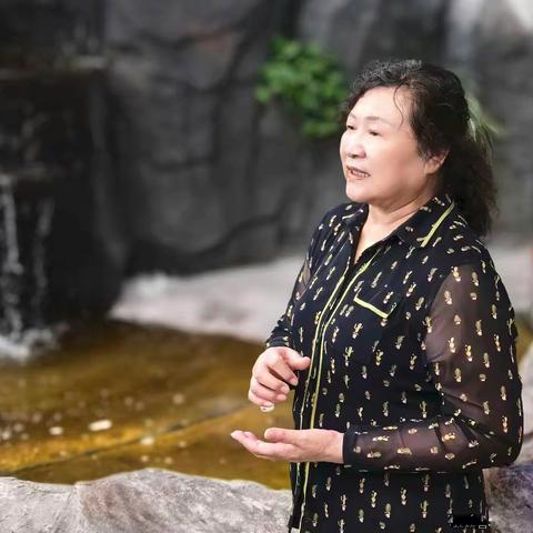 银发寻春入画屏 笔端撷趣自然灵 通辽市老年大学工笔班户外写生教学活动