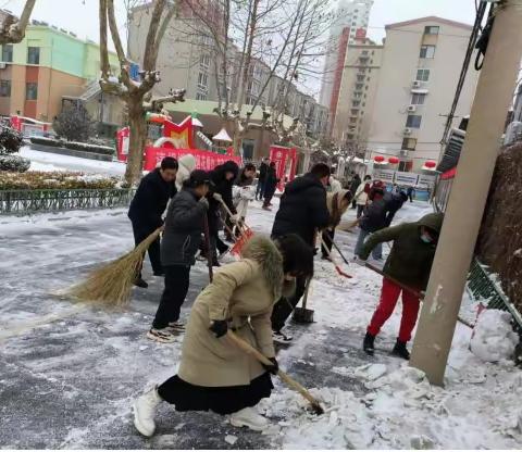 齐心协力保通畅 严寒清雪暖人心