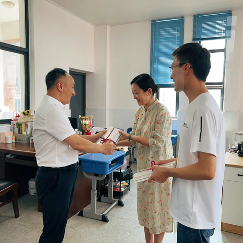 琥珀之光|合肥市琥珀名城小学开展教师节走访慰问选调教师活动