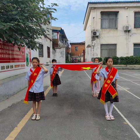 五里办中心小学举行 “星星火炬伴我行  领巾飞扬伴成长” 主题升旗仪式