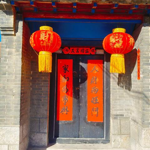 蛇年新春喜气扬，阖家欢乐聚一堂。