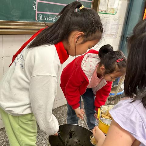 幸福午餐，温馨陪伴——盼盼小学午餐纪实