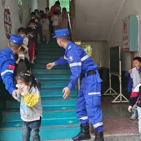 消防在“幼”，安全无忧——金鹰幼儿园消防演练活动