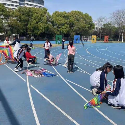 忙趁东风放纸鸢——301、302中队联合活动之放风筝