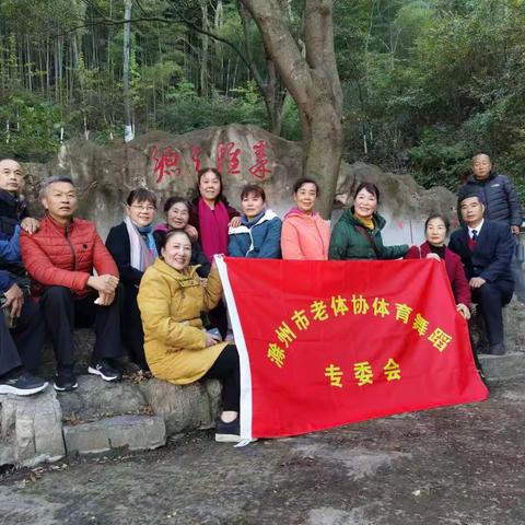 金秋十月丹桂香，满树银杏叶秋黄，山幽水滟仙雾绕，轻歌曼舞秦淮航