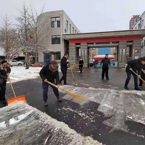 冬日暖人心，扫雪我先行