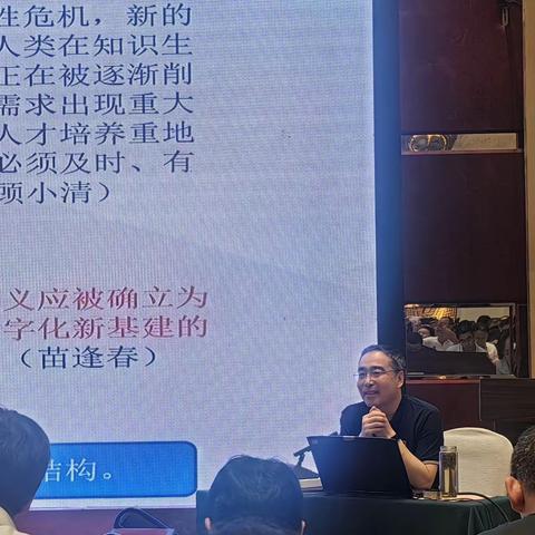 专家引领，探索优秀校长教师成长路径