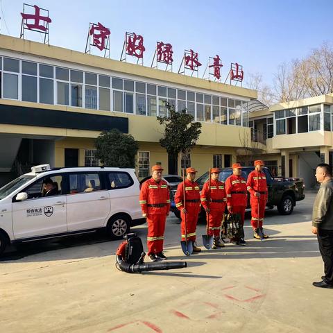 “携装靠前巡护 宣传走家串户 ” 蓝田县秦保局开展冬季森林防火携装巡护和宣传工作