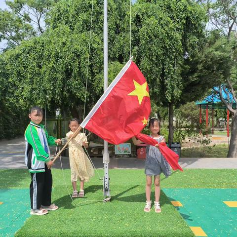 兴隆庄幼儿园本周升国旗主题《爱公物 守规则》