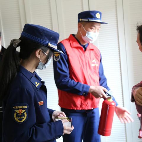 “践行雷锋精神 传承榜样力量”高新区消防救援大队开展“学雷锋日”安全宣传活动