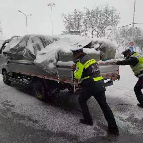 长安交警战暴雪保畅通