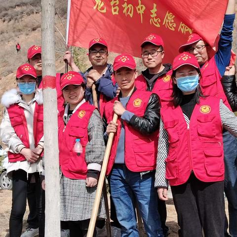 【“三抓三促”进行时】暖春三月学雷锋，植树增绿树新风——龙台初中植树活动纪实