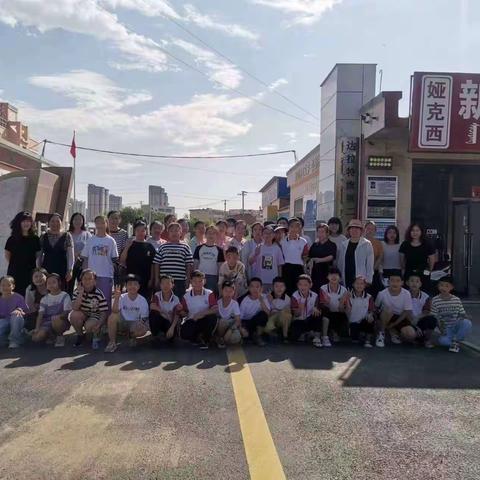 文明始于心   洁净践于行----达拉特旗第二小学花儿中队清理学校周边垃圾活动