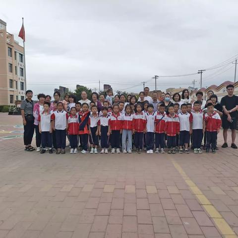 美化校园，有你有我——达拉特旗第二小学2022级一班