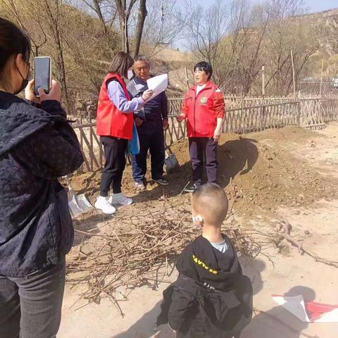 康谐社区两委干部、网格员、网格辅助员在辖区宣传“净河行动  从我做起”并对沿河住户签订承诺书