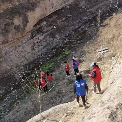 康谐社区工作人员、网格员与巡河员带动沿河住户住户共同参与“净河行动”。