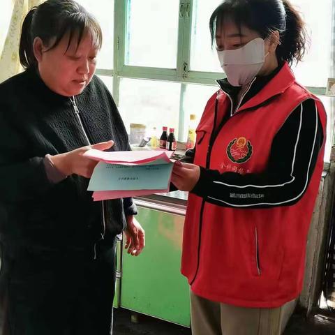 对康谐社区辖区沿河住户宣传“净河行动”并发放倡议书。