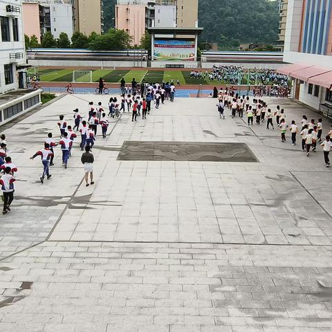 防范灾害风险 护航高质量发展— —明镜小学5月紧急疏散演练