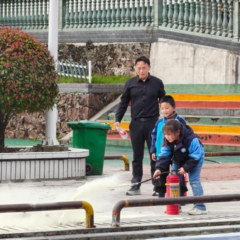 筑牢生命防线 守护平安校园 ——长界九校地质灾害应急演练与消防演练活动