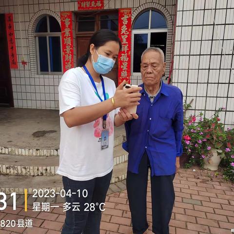 红花村工作人员入户为高龄老人做人脸认证