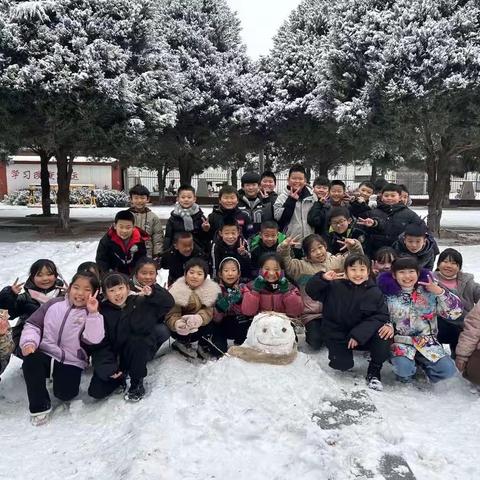 热火朝天清积雪 助力安全暖校园 ——晓林镇中心学校师生清理积雪活动纪实