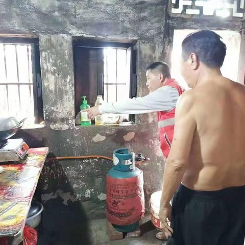 四更村网格员入户排查居民用电用火安全