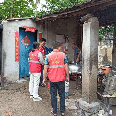 四更社区网格员入户做好台风“三巴”防风防汛工作