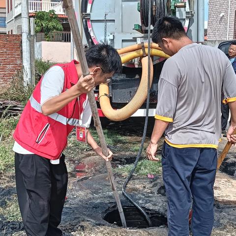 四更社区网格员协助处理污水管道堵塞