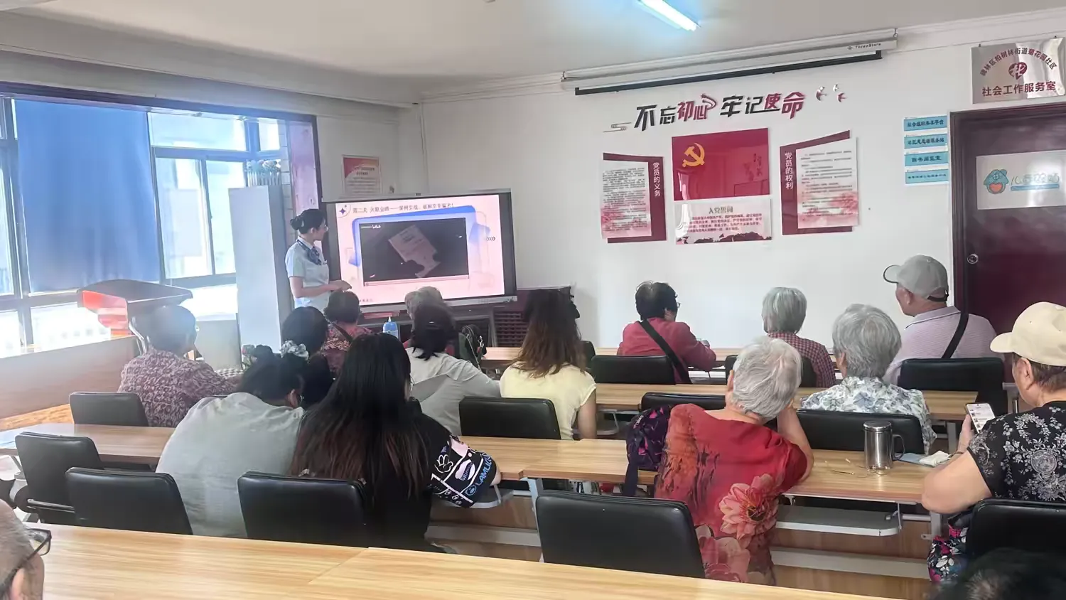 简篇-【菊香满园·花开有声】破解电诈迷局 守护邻里平安 | 菊花园社区开展反诈宣传活动
