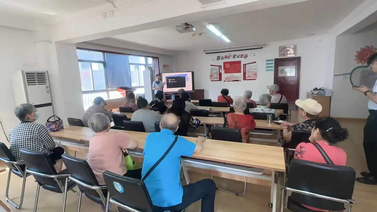 简篇-【菊香满园·花开有声】破解电诈迷局 守护邻里平安 | 菊花园社区开展反诈宣传活动