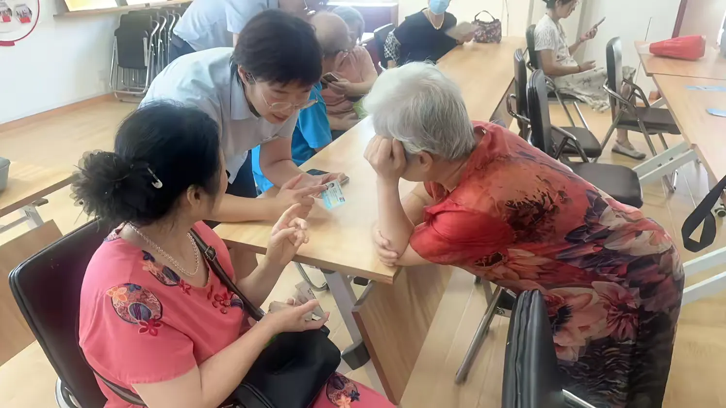 简篇-【菊香满园·花开有声】破解电诈迷局 守护邻里平安 | 菊花园社区开展反诈宣传活动