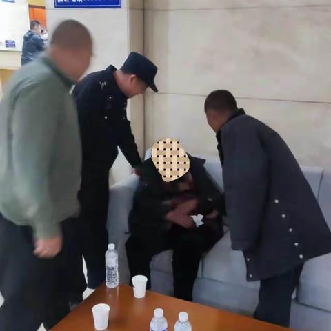 特巡警大队救助两名群众