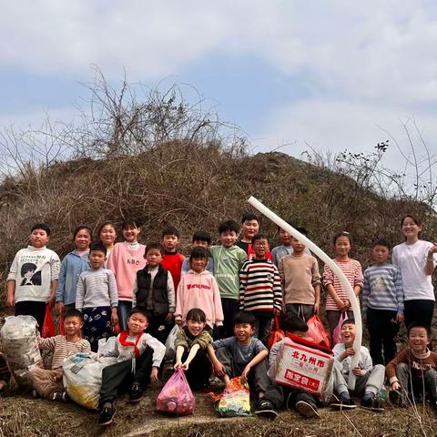 高举旗帜跟党走·紧跟核心谱新篇—3月5日温塘镇繁荣小学开展“学雷锋，捡垃圾，净家园”活动