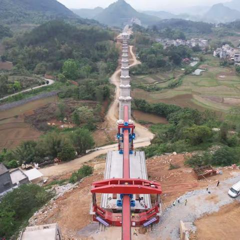 崇凭铁路项目CPZQ4标首孔预制箱梁成功架设