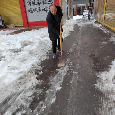 以雪为令，彰显担当，城关十二小除雪在行动