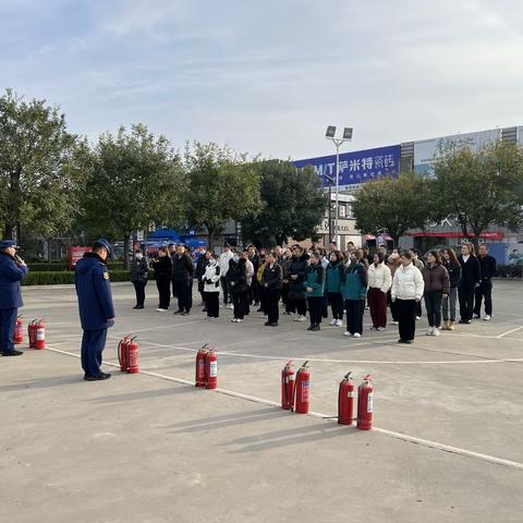 澄城县古城街消防救援站对辖区重点单位华元建材市场开展消防知识培训及疏散演练活动