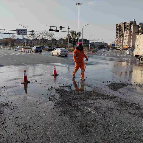 管道坍塌污水横流 急抢险保道路通畅