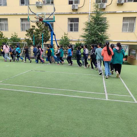 轻羽飞扬，羽爱同行。——两岭九年制羽毛球社团活动