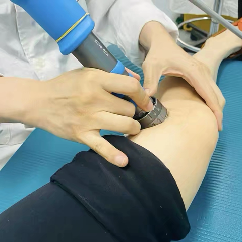 昭苏县总医院城镇分院冲击波治疗仪——疼痛患者的康复新选择