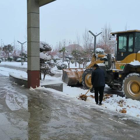 以雪为令干部职工齐上阵，及时除雪保道路安全畅通