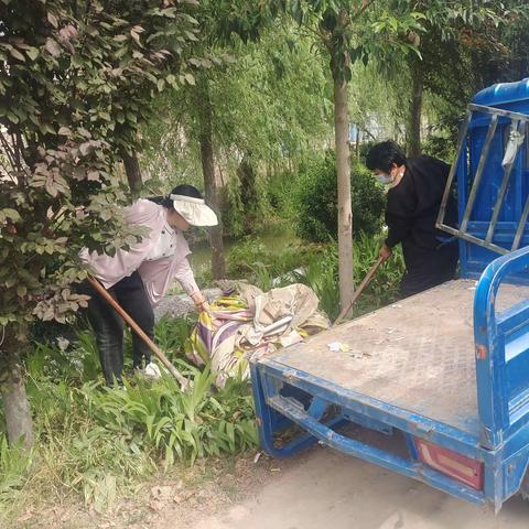 定期巡查清扫河道，工业路社区全力守护“水清岸绿”