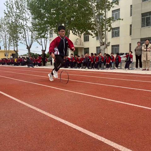 “咕噜咕噜滚铁环，争做追风小少年”——皂角树小学开展庆五一滚铁环比赛活动