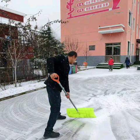 雪落校园暖意浓，教研视导成效深——张家川县教育局2025年秋季学期“教研视导”活动走进新建小学分校