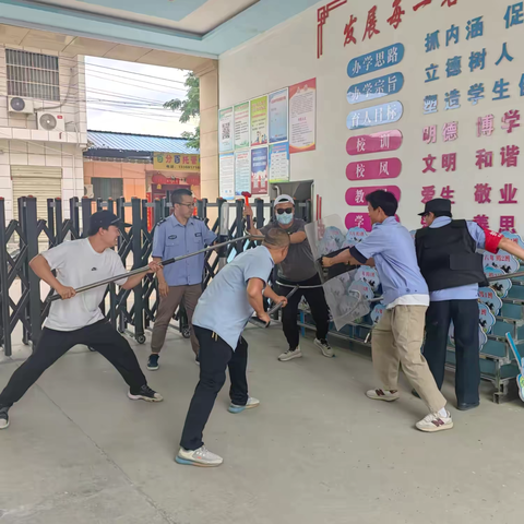 石槽中心小学校园防暴反恐模拟演练