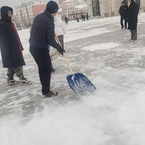 齐齐哈尔信息工程学校| 扫雪除冰人心齐 情满校园暖人心