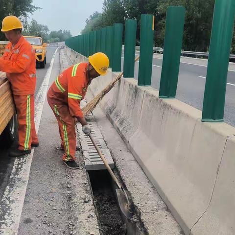 日常养护精细化管理再发力  促进路容路貌再提升