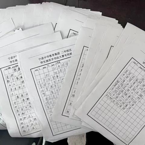 打造“书香校园”，建立“提笔即练字”的意识，二中校区开展中、英文规范字书写比赛