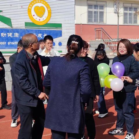 村里集小学举行“不负好春光 巾帼绽芬芳”教职工趣味运动会